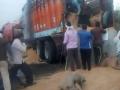 पेटलेल्या ट्रकमधून गव्हाची लूट - Marathi News | Wheat loot from a burning truck | Latest jalgaon News at Lokmat.com
