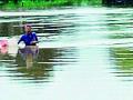 कंबरभर पाण्यातून त्याने काढला मार्ग - Marathi News | He made his way through waist-deep water | Latest gadchiroli News at Lokmat.com