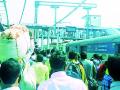 अरुंद पादचारी पुलामुळे प्रवाशांचा जीव धोक्यात - Marathi News | Narrow pedestrian bridges endanger passengers | Latest gondia News at Lokmat.com