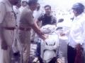 पोलिसांच्या खांद्याला खांदा लावून काकांची हेल्मेट जनजागृती - Marathi News | nahsik,helmet,public,awarenessm,by,cutting,shoulders,police,shoulder | Latest nashik News at Lokmat.com