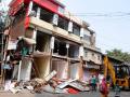 नाशकात दहीपूलावरील तीनमजली अनधिकृत इमारतीवर हातोडा - Marathi News |  Hammer on three-storey unauthorized building on Dahi Pulka | Latest nashik News at Lokmat.com