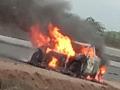 सिन्नर-शिर्डी महामार्गावर द बर्निंग कार चा थरार - Marathi News | The burning car on the Sinnar-Shirdi highway | Latest nashik News at Lokmat.com