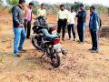 चंदन तस्कर पसार; दुचाकीसह साहित्य जप्त - Marathi News | Chandan smuggler; Seized materials with bike | Latest vardha News at Lokmat.com