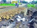 १५ दिवसापूर्वी बांधलेल्या रस्त्यावर खड्डे - Marathi News | Pavement on the road built 15 days ago | Latest vardha News at Lokmat.com
