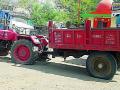 महसूल कर्मचाऱ्यांवर ट्रॅक्टर घातला - Marathi News | Tractor inserted on revenue employees | Latest yavatmal News at Lokmat.com