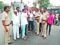 येवल्यात लाल सेनेचा रास्ता रोको - Marathi News |  Stop the way to the Red Seneca in Yeola | Latest nashik News at Lokmat.com