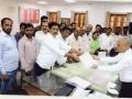 रासायनिक खतांची दरवाढ मागे न घेतल्यास मंत्र्यांना गाव बंद - Marathi News | If the farmers do not follow the increase in the prices of chemical fertilizers, then the ministers can stop the village | Latest kolhapur News at Lokmat.com