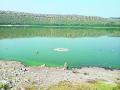 लोणार सरोवरातील सासू-सुनेची विहीर सलग तिसऱ्या वर्षी उघडी - Marathi News | Historical well in Lonar lake come out of water | Latest buldhana News at Lokmat.com
