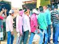 मीठ टंचाईच्या अफवेमुळे दुकानात रांगा - Marathi News | Queues in the shop due to rumors of salt shortage | Latest chandrapur News at Lokmat.com