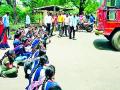निमणी परिसरातील विद्यार्थ्यांचे बस रोको आंदोलन - Marathi News | Bus stop movement of students of Nimani area | Latest chandrapur News at Lokmat.com