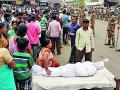 कामगाराचा मृतदेह ठेवला रस्त्यावर - Marathi News | The worker kept his body on the road | Latest chandrapur News at Lokmat.com