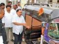 एकनाथ खडसे यांनी केली धुळ्यात अमळनेरच्या ‘अन्याय’ रिक्षातून सवारी - Marathi News | Eknath Khadse rides from 'Anil' rickshaw in Dhanmondi | Latest dhule News at Lokmat.com