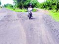 राज्यमार्ग वळणावरील खड्डे धोकादायक - Marathi News | The highway turn pits dangerous | Latest gondia News at Lokmat.com