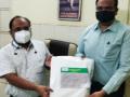 आरोग्य कर्मचाऱ्यांना फेस शील्ड आणि पीपीई कीट वाटप  - Marathi News | Distribution of face shields and PPE kits to health workers | Latest jalgaon News at Lokmat.com