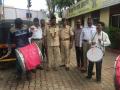 ढोल-ताशांचा गजरात पोलिसांनी केला रिक्षाचालकांचा सत्कार - Marathi News | Police rickshaw drivers felicitate drums | Latest ahilyanagar News at Lokmat.com