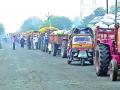 सोयाबीन विक्रीसाठी एक किलोमीटरपर्यंत वाहनांची रांग - Marathi News | Vehicles que up to one kilometer for sale of Soybean | Latest vashim News at Lokmat.com