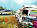 ट्रकची ट्रॅव्हल्सला धडक - Marathi News | The truck's hit the travels | Latest vardha News at Lokmat.com
