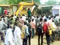 कळंबमध्ये चालला बुलडोजर - Marathi News | Bulldozer running in the center | Latest yavatmal News at Lokmat.com