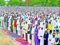 हजारो मुस्लीम बांधवांचे नमाजपठण - Marathi News |  Namaz Text of Thousands of Muslim Brothers | Latest nashik News at Lokmat.com