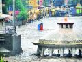 रामकुंड पाण्यात;  धार्मिक विधी काठावरच - Marathi News | Ramkund in water; Religious rituals only on the edge | Latest nashik News at Lokmat.com