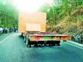 कसारा घाटात कंटेनर नादुरुस्त ; चार तास वाहतुकीचा खोळंबा - Marathi News | Container repair in Kasara Ghat; Traffic detention for four hours | Latest nashik News at Lokmat.com