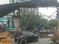 पोलिसांच्या नाकाबंदीसाठी उभारलेल्या मंडपाला ट्रकची धडक - Marathi News | Truck hits tent set up for police blockade im mira road mumbai | Latest mumbai News at Lokmat.com