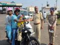हेल्मेट घातलेत, चांगले केले, गुलाबपुष्प देऊन झाला सत्कार; कोल्हापूर जिल्ह्यात ‘नो हेल्मेट, नो एंट्री’ अभियान सुरू  - Marathi News | No Helmet, No Entry campaign launched in Kolhapur district | Latest kolhapur News at Lokmat.com