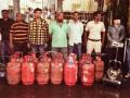 कोल्हापूर :घरगुती वापराचा गॅस वाहनांत भरल्याप्रकरणी चौघांना अटक - Marathi News | Kolhapur: Four persons arrested for filling domestic gasoline | Latest kolhapur News at Lokmat.com