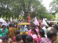 पूरग्रस्तांसाठी किसान सभा रस्त्यावर, धडक मोर्चा, ठिय्या - Marathi News |  Kisan Sabha for flood victims: Striking march was held in front of the collector's office | Latest kolhapur News at Lokmat.com