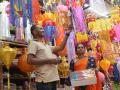 Diwali -कपडे, पणत्या, आकाशकंदील, दिवाळीसाठी बाजारपेठ सजली - Marathi News | Clothing, gloves, skyline, the market for Diwali is all set | Latest kolhapur News at Lokmat.com