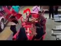VIDEO : तरूणीने बॉयफ्रेंडला रंगेहाथ दुसऱ्या तरूणीसोबत पकडलं आणि मग.... - Marathi News | Girlfriend caught cheater boyfriend red handed on road video viral | Latest social-viral News at Lokmat.com