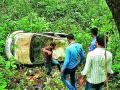चिखलदऱ्याच्या दरीत कार कोसळली - Marathi News | The car collapsed in the hole of the rock | Latest amravati News at Lokmat.com