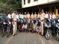 भिवंडीत दुचाकी चोरांकडून वीस दुचाकी जप्त, नऊ जणांना अटक - Marathi News | Twenty-two batch of seized two-wheeler seized from two-wheeler gang, and nine arrested on the spot | Latest thane News at Lokmat.com