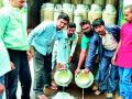 ‘स्वाभिमानी’नी ओतले रस्त्यावर दूध - Marathi News | 'Swabhimani' milk on the paved street | Latest bhandara News at Lokmat.com