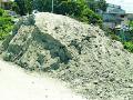 औद्योगिक कंपन्यांची फ्लॉय अ‍ॅश मुख्य रस्त्यावर - Marathi News | Fly ash of industrial companies on the main road | Latest chandrapur News at Lokmat.com
