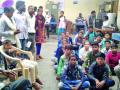 आदिवासी विद्यार्थ्यांचा ठिय्या - Marathi News | Thieves of tribal students | Latest chandrapur News at Lokmat.com