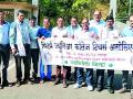 शिक्षकांनी जिल्हा कचेरीसमोर दिले धरणे - Marathi News | The teachers have been given the responsibility given to the District Council | Latest gadchiroli News at Lokmat.com