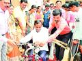 १२२ दिव्यांगांना सायकलींचे वाटप - Marathi News | Distribution of bicycles to 112 persons with disabilities | Latest chandrapur News at Lokmat.com