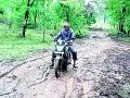 दुचाकीने गावात पोहोचून गरोदर महिलेवर केले उपचार - Marathi News | A two-wheeler reached the village and treated a pregnant woman | Latest gadchiroli News at Lokmat.com
