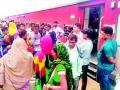 ७०० प्रवाशांनी दोन तास रोखली वैनगंगा एक्स्प्रेस - Marathi News | 700 passengers leave for two-hour Vainganga Express | Latest gondia News at Lokmat.com
