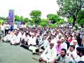 वीरगावी शेतकऱ्यांनी महामार्ग रोखला - Marathi News | Veeragavi farmers stop the highway | Latest nashik News at Lokmat.com