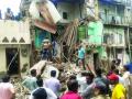 खामगावातील सराफा परिसरात जुनी इमारत कोसळली! - Marathi News | An old building collapsed in Sarafa area of Khamgaon! | Latest buldhana News at Lokmat.com