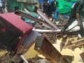 मालाडमध्ये चाळीचा भाग कोसळला; ५ ते ६ जण जखमी - Marathi News | The chali part collapsed in Malad; 5 to 6 injured | Latest mumbai News at Lokmat.com