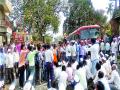 वीजप्रश्नी आक्रमक : राज्य महामार्गावरील वाहतूक ठप्प; पूर्ण दाबाने वीजपुरवठा करण्याची मागणी - Marathi News | Power attack aggressor: traffic jam on state highway; Demand for full pressing power supply | Latest nashik News at Lokmat.com