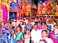 देखावे पाहण्यासाठी सांगलीतील रस्ते गर्दीने फुलले... - Marathi News | Road to Sangli rises crowds to see the scenes ... | Latest sangli News at Lokmat.com
