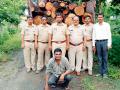 अवैद्य लाकूड तस्करी करणारा ट्रक पकडला - Marathi News | Limit caught in a wooden smuggler | Latest vardha News at Lokmat.com