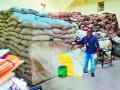 खुल्या बाजारात जाणारे 495 पोते सरकारी धान्य केले जप्त - Marathi News | 495 bags of government grain seized in open market | Latest yavatmal News at Lokmat.com