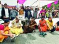 नागपुरात रस्त्यावर कपडे धुवून केली इस्त्री - Marathi News | Cloths Iron and washed on street in Nagpur | Latest nagpur News at Lokmat.com