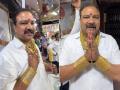 इथे विकली जाते 24 कॅरेट सोन्याची कुल्फी, किंमत वाचून व्हाल अवाक्.... - Marathi News | 24 carat gold kulfi is being sold in Indore Madhya Pradesh | Latest jarahatke News at Lokmat.com
