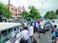 आठवडे बाजार हटविताना वाद - Marathi News | Dispute dispatching the market for weeks | Latest nashik News at Lokmat.com